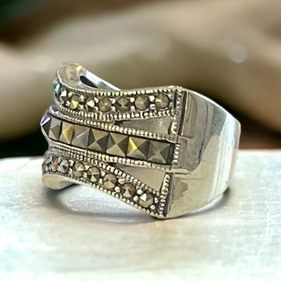 Sterling Silver Marcasite Ring (7.5) - Picture 6 of 6